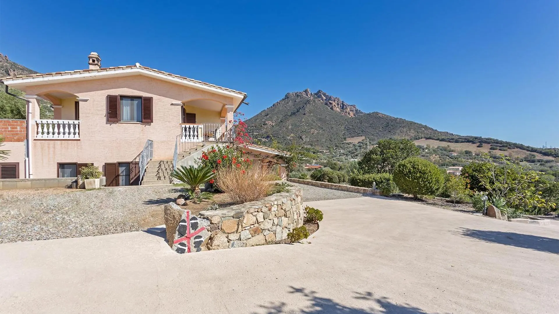 Domu Elgive Villa Tertenia